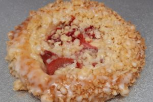 Erdbeer-Rhabarber-Streuseltaler