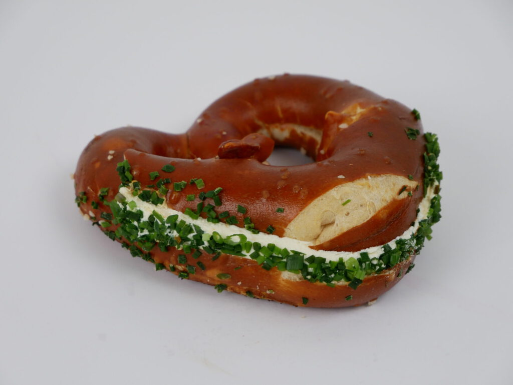 Brezel mit Frischkäse und Schnittlauch - CADERA