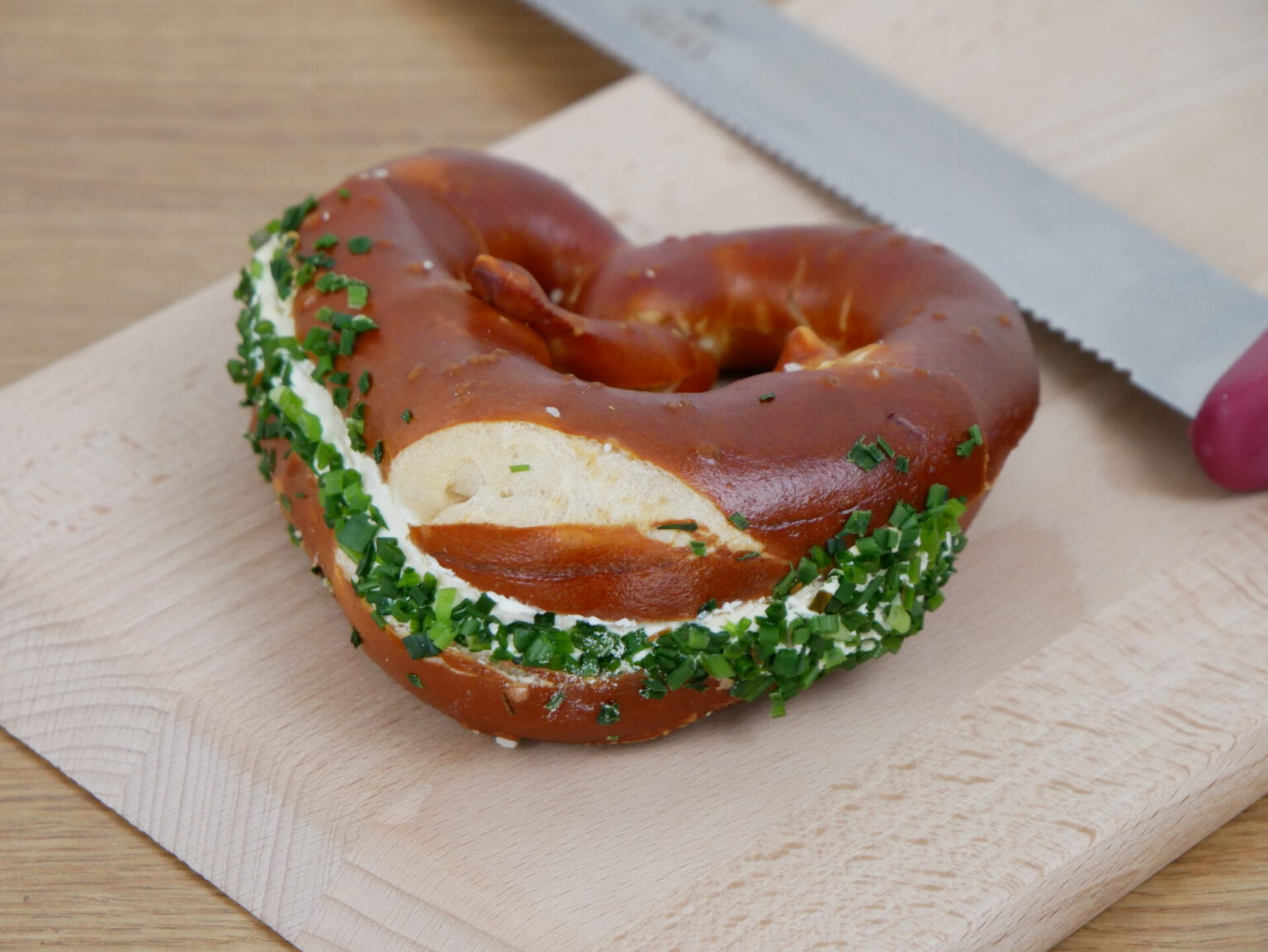 Brezel mit Frischkäse und Schnittlauch - CADERA