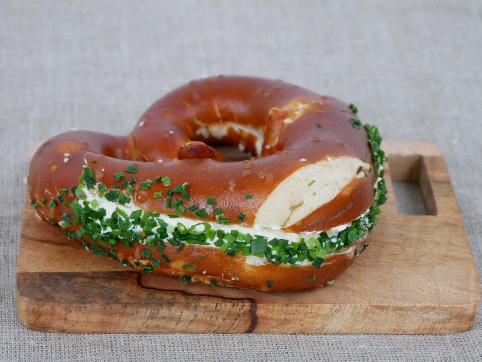 Brezel mit Frischkäse und Schnittlauch - CADERA