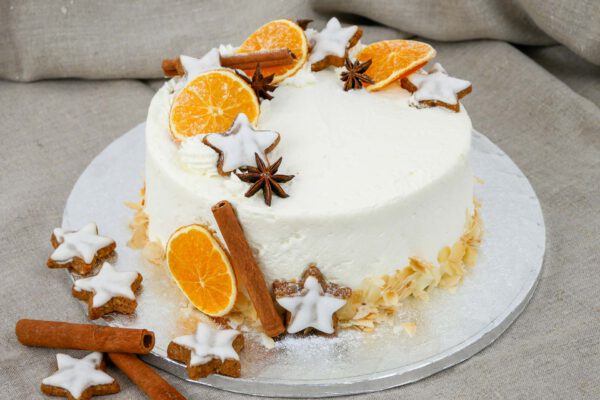 Weihnachtstorte Orange Käse Sahne mit weihnachtlicher Dekoration