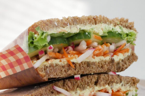 Dinkelvollkornstulle mit Radieschen und Frischkäse