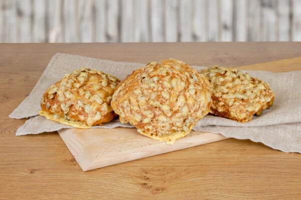 Frisch gebackenes Kürbis-Käse-Brötchen mit goldbrauner Kruste und mit Käse überbacken