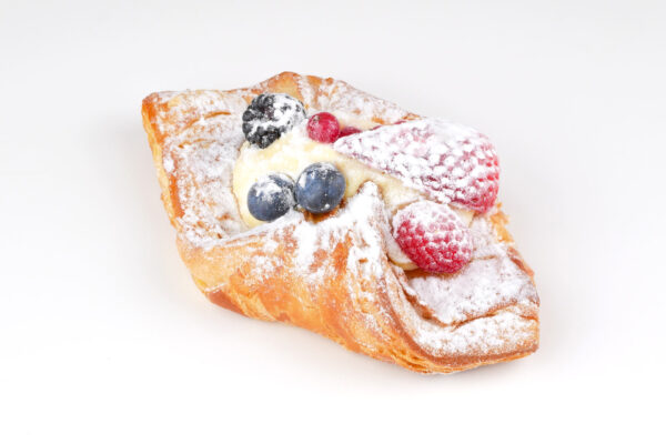 Dänisch Plunder Beeren auf einem Tisch mit Puderzucker und frischen Beeren