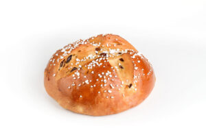 Osterbrot aus süßem Hefeteig mit Butter und Rosinen