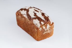 Ein Laib Flechtorfer Roggenbrot auf einer weißen Tischplatte – gebacken mit Natursauerteig, regional mit Mehl aus der Flechtorfer Mühle