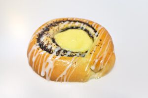 Dinkel Mohn Vanille Schnecke mit sichtbarer Mohn- und Puddingfüllung