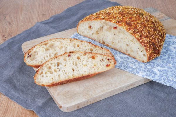 Würziges Fladenbrot auf einem Holzbrett – perfekt zum Grillen