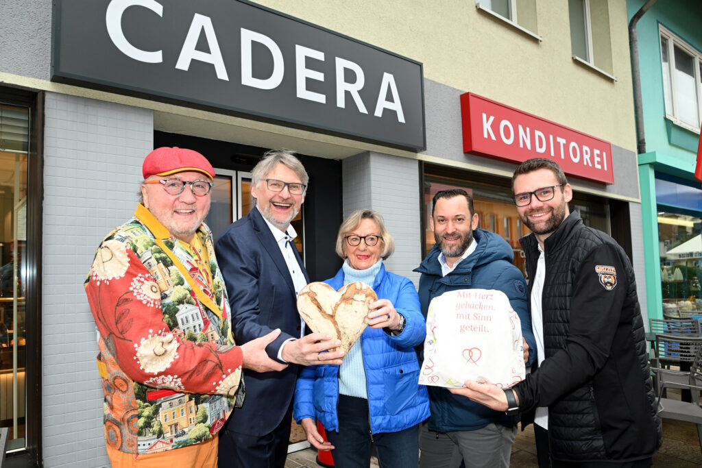 Gruppenbild mit Cadera Herzbrot zum 20-jährigen Jubiläum der Bürgerstiftung Wolfsburg mit Bürgermeister, Stiftungsvorstand sowie Vertretern der Grizzlys Wolfsburg und Optimker Ehme de Riese